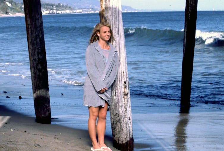 La joven Britney Spears en una playa.