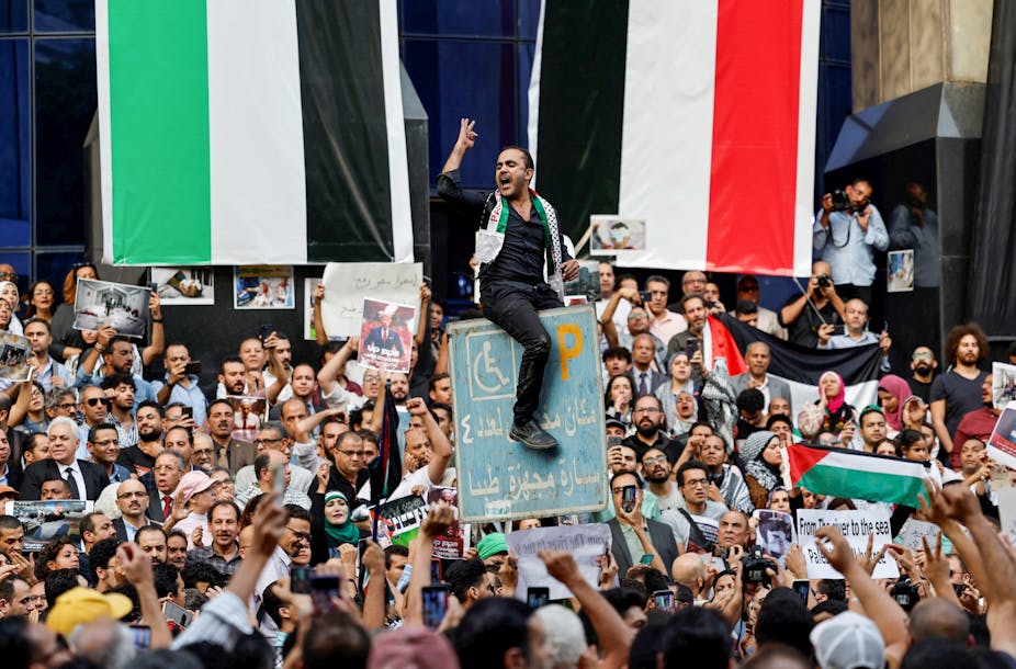 Foule brandissant des drapeaux palestiniens