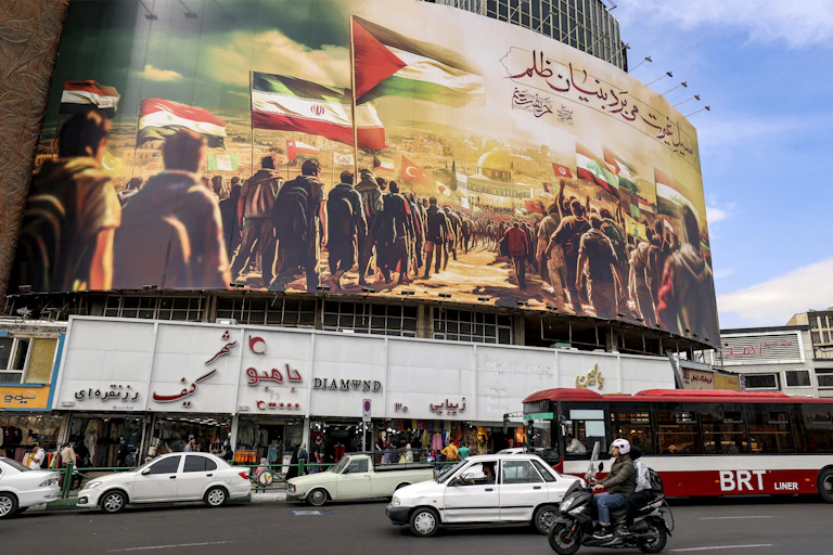 Affiche géante sur une grande place, représentant des peuples musulmans marchant avec leurs drapeaux nationaux vers le Dôme du Rocher à Jérusalem