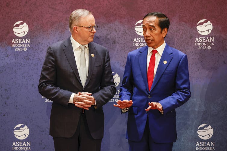 Perdana Menteri Australia Anthony Albanese mendengarkan Presiden Indonesia Joko Widodo dalam sesi foto.