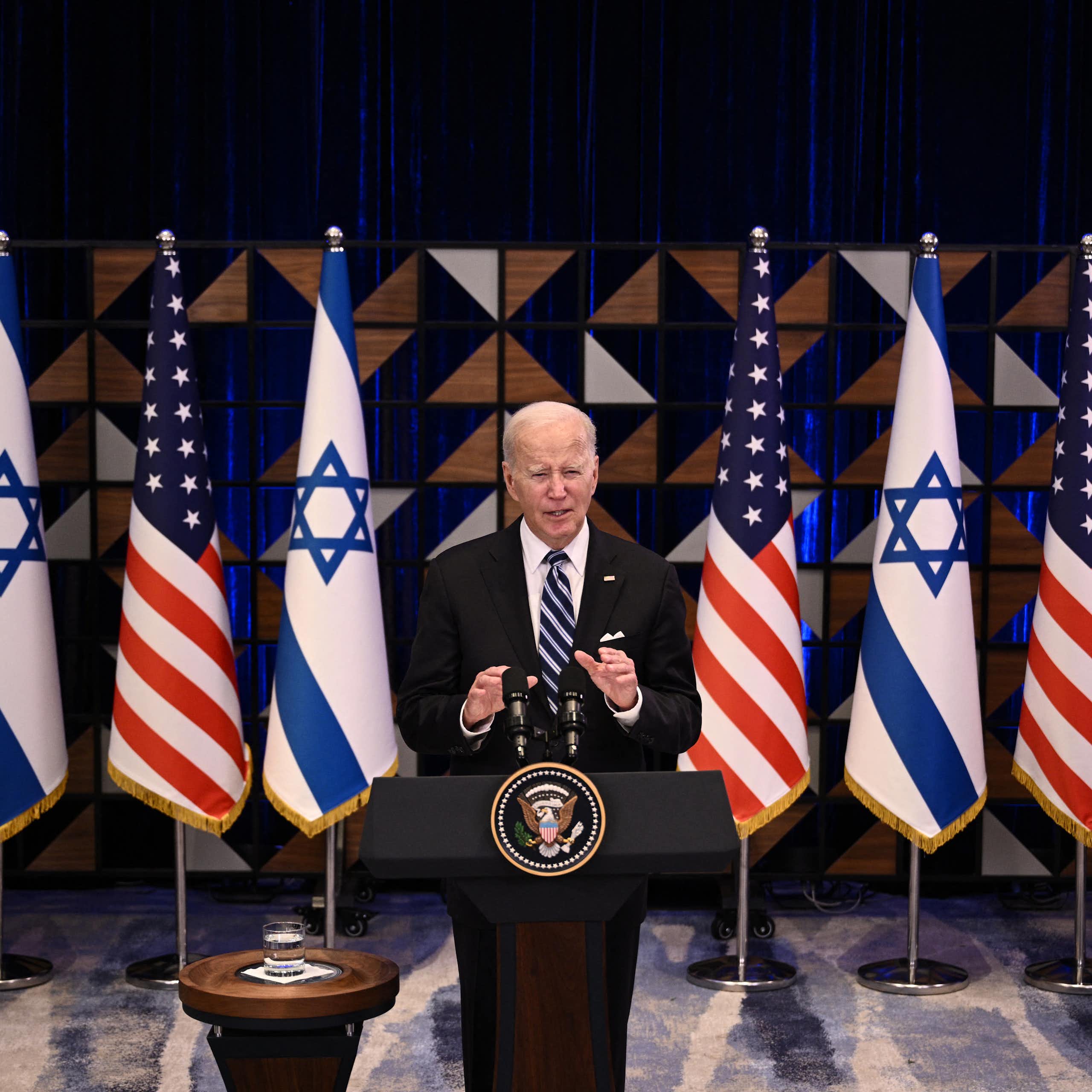 Joe Biden s'exprime sur une estrade devant des drapeaux américains et israéliens