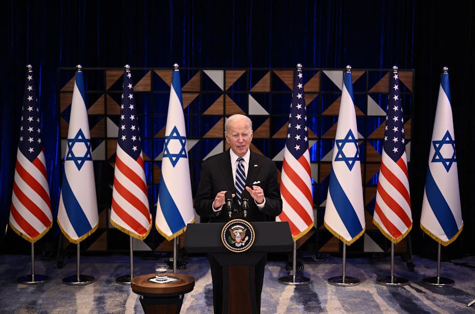 Le 18 octobre 2023, Joe Biden s’est rendu à Tel-Aviv, où il a réitéré son soutien à Israël. Une position qui ne fait pas consensus au sein de son camp politique. Brendan Smialowski/AFP