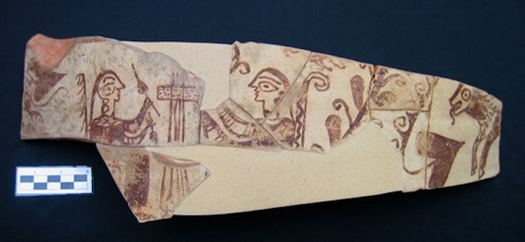 Fragmento cerámico de los siglos III y II antes de Cristo en el que están pintadas mujeres hilando y tejiendo.