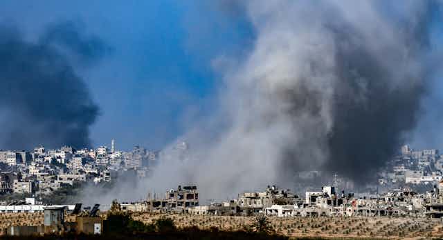 A fumaça dos ataques aéreos em Gaza, 29 de outubro de 2023.