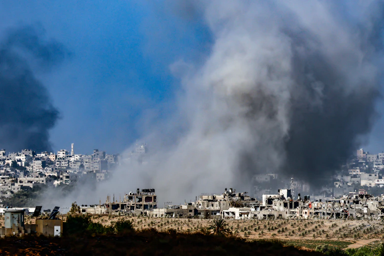A fumaça dos ataques aéreos em Gaza, 29 de outubro de 2023.