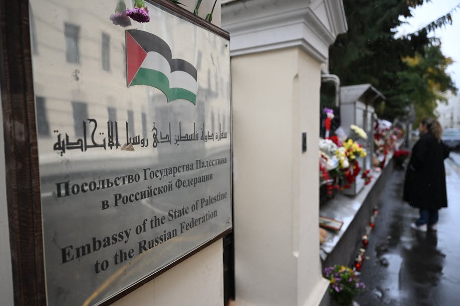 Fleurs devant l'ambassade de Palestine à Moscou
