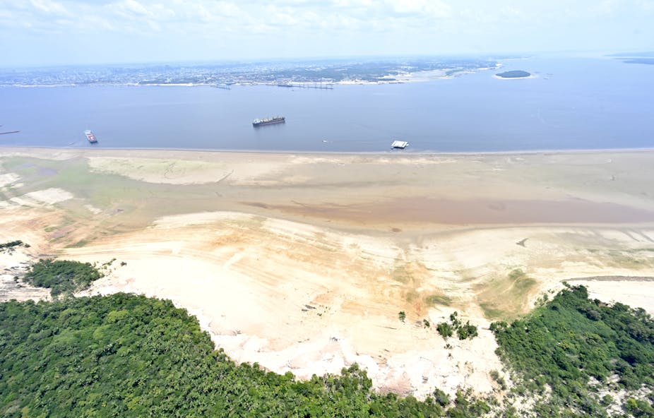 Image of a sandbank on the banks of a low-flow river in the Amazon