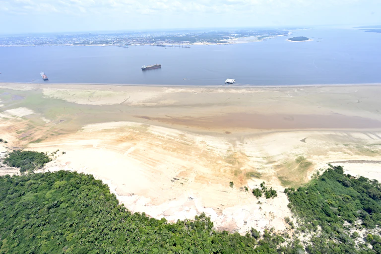 Image of a sandbank on the banks of a low-flow river in the Amazon