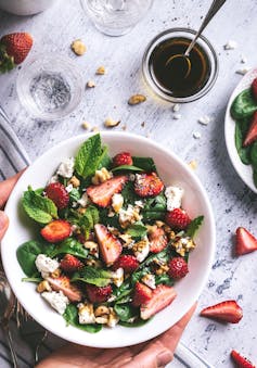 Insalata di fragole e foglie in una ciotola