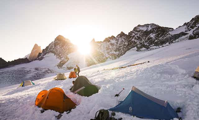 Plusieurs tentes sur un glacier à 3400 mètres d'altitude
