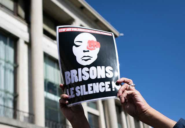 Une personne tient une pancarte sur laquelle on peut lire "Briser le silence" lors d'un rassemblement pour dénoncer les féminicides et les violences domestiques au Havre, dans le nord-ouest de la France, le 18 septembre 2019.