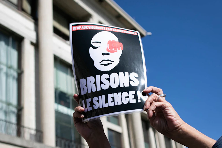 Une personne tient une pancarte sur laquelle on peut lire "Briser le silence" lors d'un rassemblement pour dénoncer les féminicides et les violences domestiques au Havre, dans le nord-ouest de la France, le 18 septembre 2019.