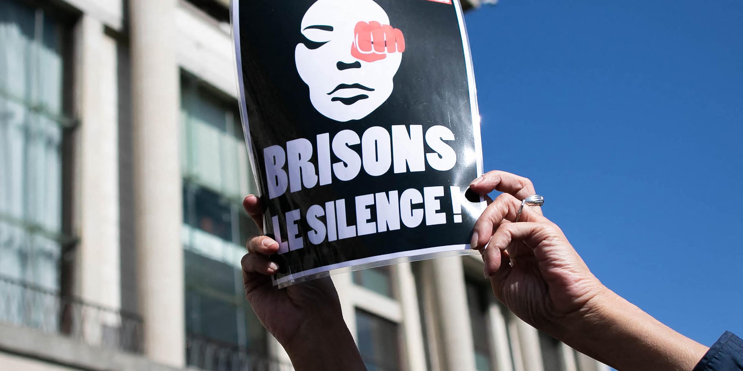 Une personne tient une pancarte sur laquelle on peut lire "Briser le silence" lors d'un rassemblement pour dénoncer les féminicides et les violences domestiques au Havre, dans le nord-ouest de la France, le 18 septembre 2019.