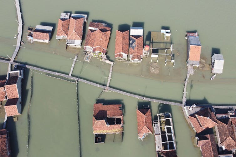 Uma fotografia aérea de uma aldeia inundada.