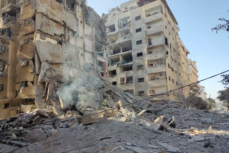Immeubles à moitié détruits à Gaza City