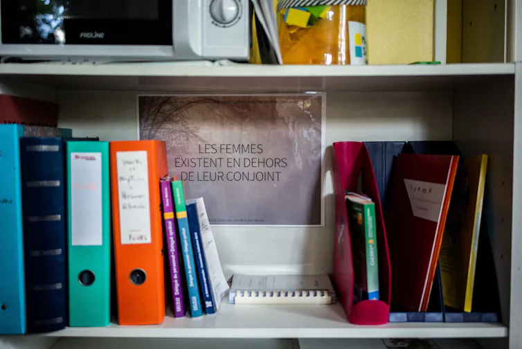 Un panneau indiquant ‘les femmes existent en dehors de leur mari’ dans un centre d’accueil dédié aux femmes victimes de violences.