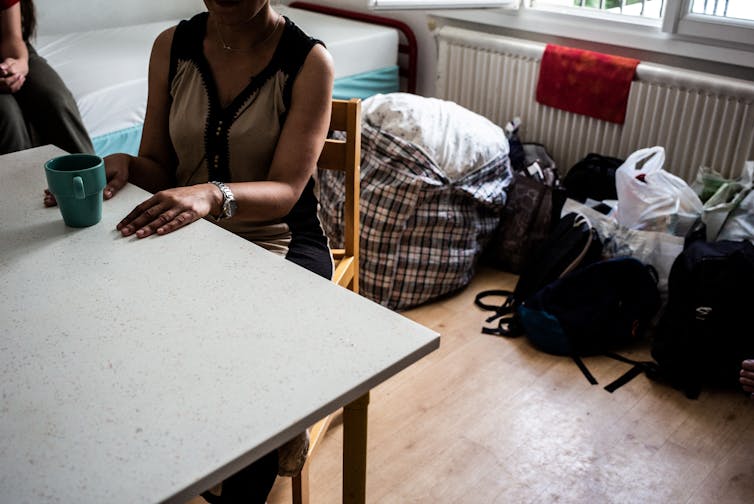 Une femme est photographiée dans le centre d’hébergement et de réinsertion sociale (CHRS) au sud de Paris, le 7 août 2019.