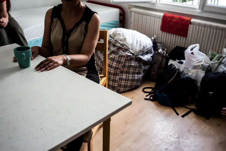 Une femme est photographiée dans le centre d’hébergement et de réinsertion sociale (CHRS) au sud de Paris, le 7 août 2019.