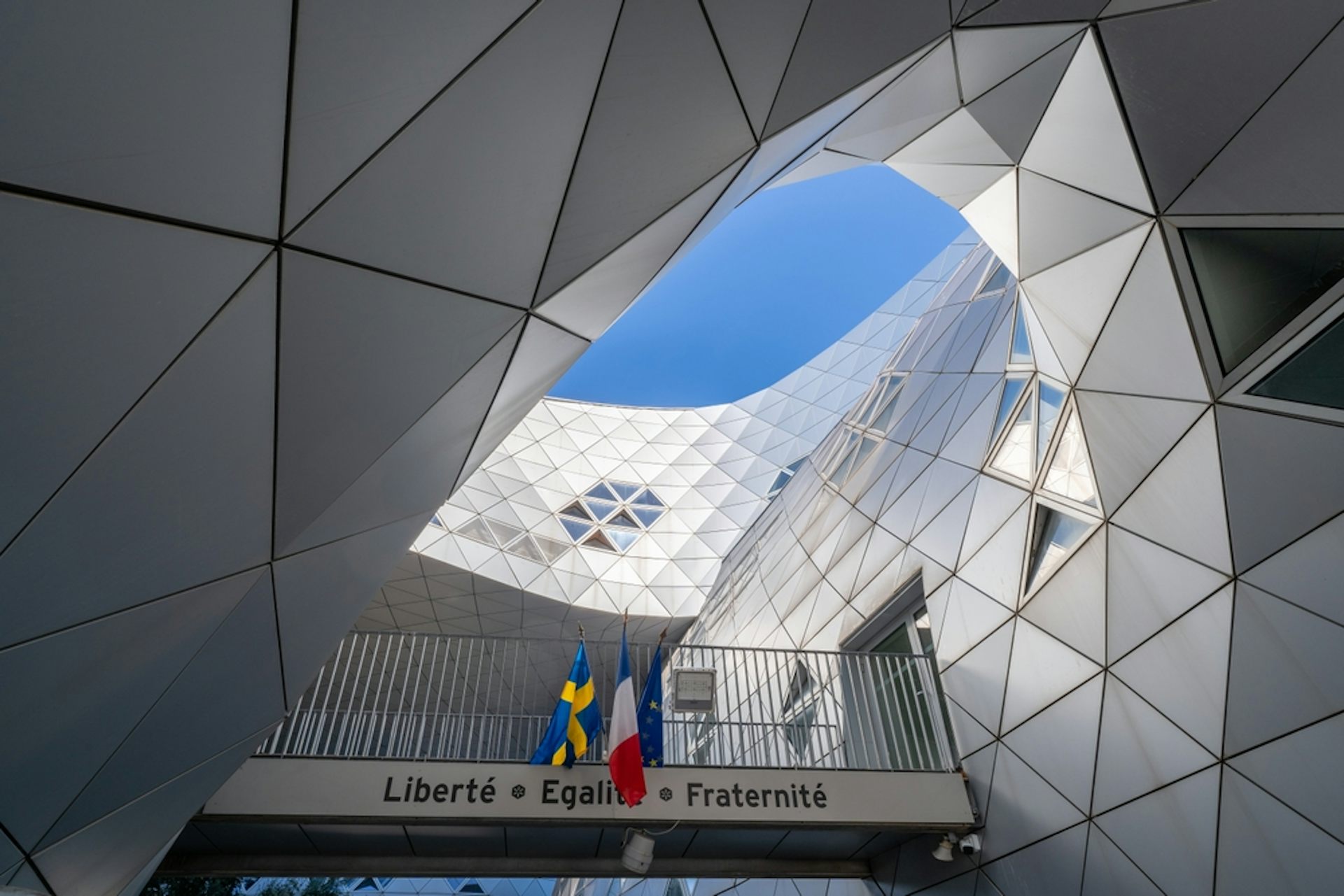 Vue de l'entrée du Lycée Georges Frêche à Port Marianne