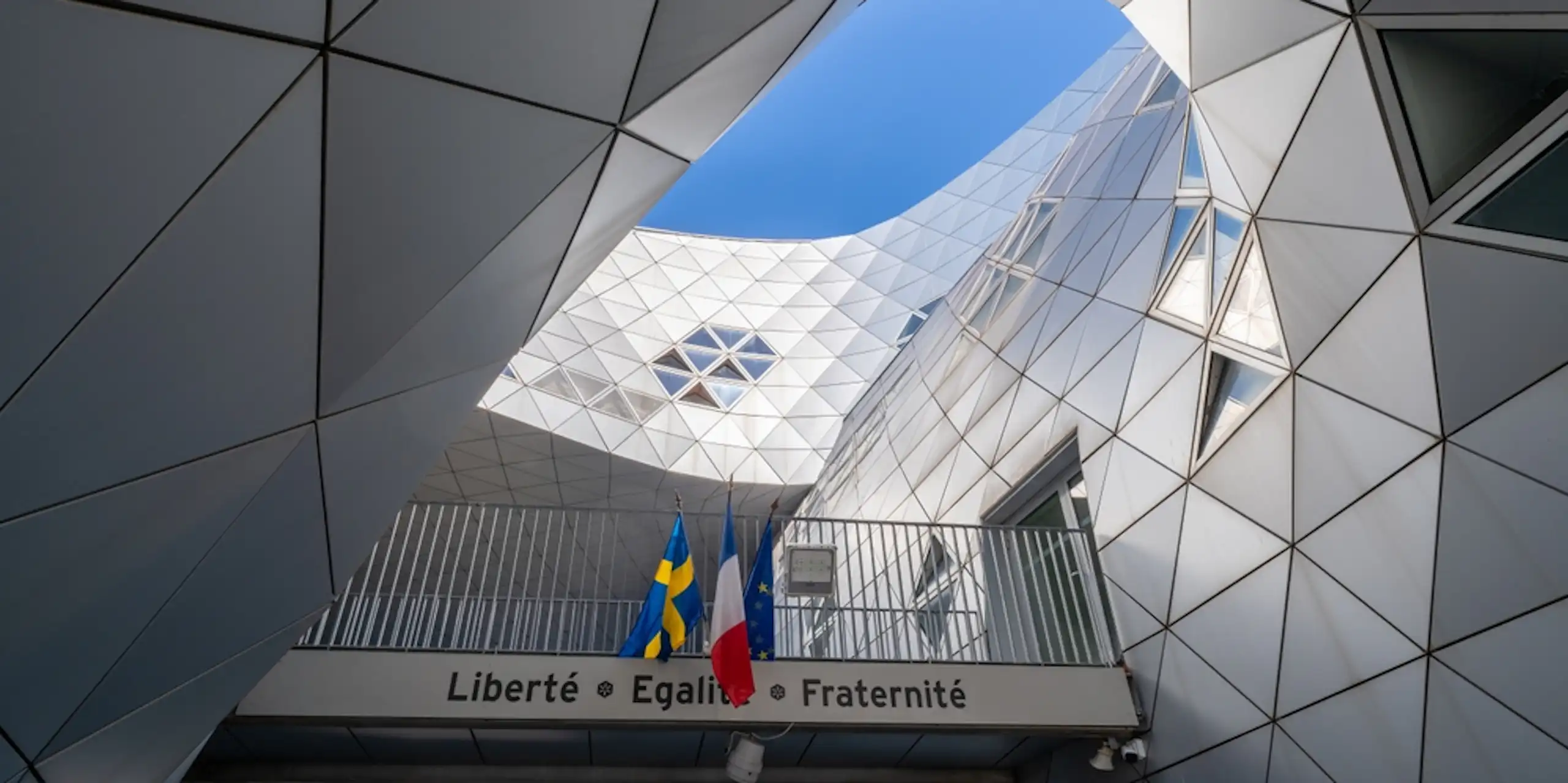 Vue de l'entrée du Lycée Georges Frêche à Port Marianne