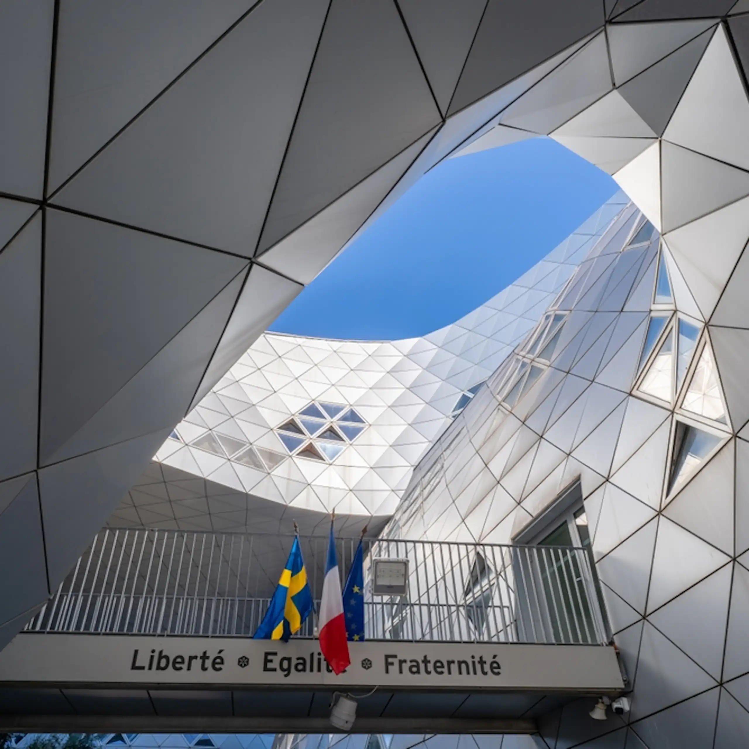 Vue de l'entrée du Lycée Georges Frêche à Port Marianne