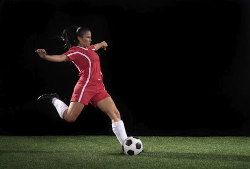 We blurred the gender of soccer players and had people rate their performances − with surprising results