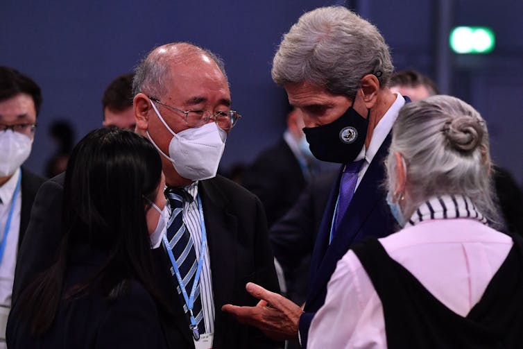 Xie y Kerry hablan durante la COP26.