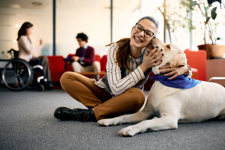 Photo d’une jeune fille caressant un chien