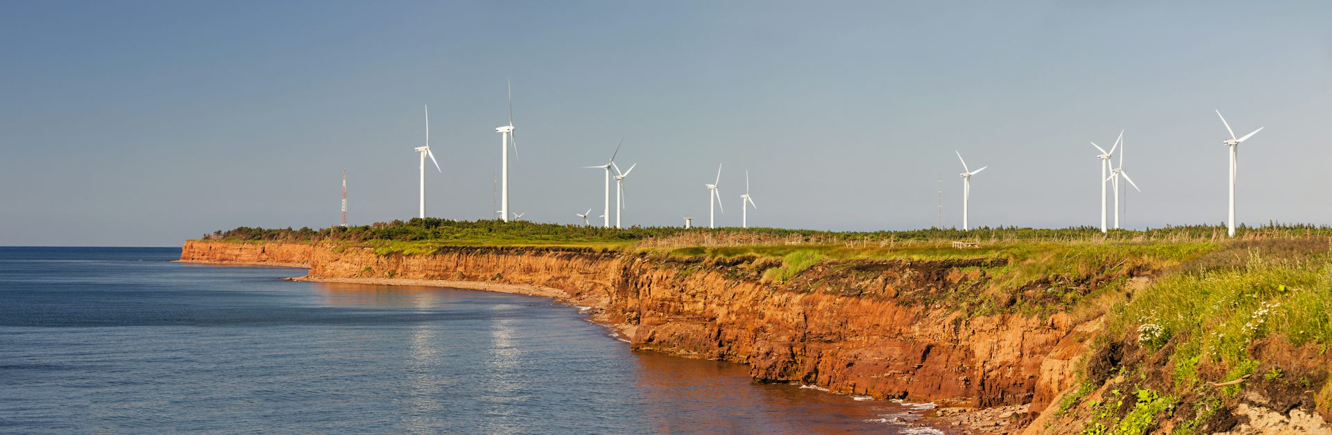 un parc éolien en bordure de mer