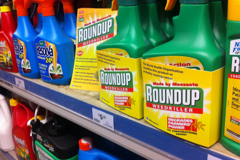 Étagère de supermarché où est entreposée des pulvérisateurs de Roundup