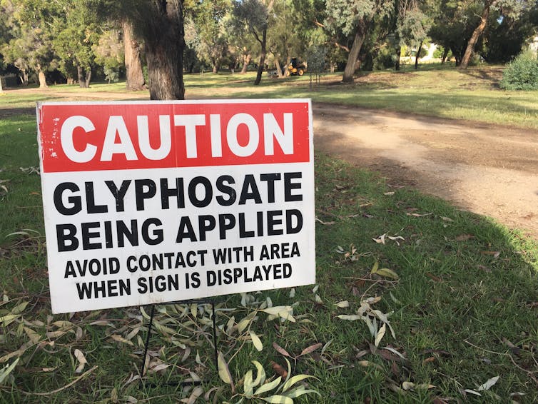 Affiche mettant en garde contre l’exposition possible au glyphosate dans un parc australien