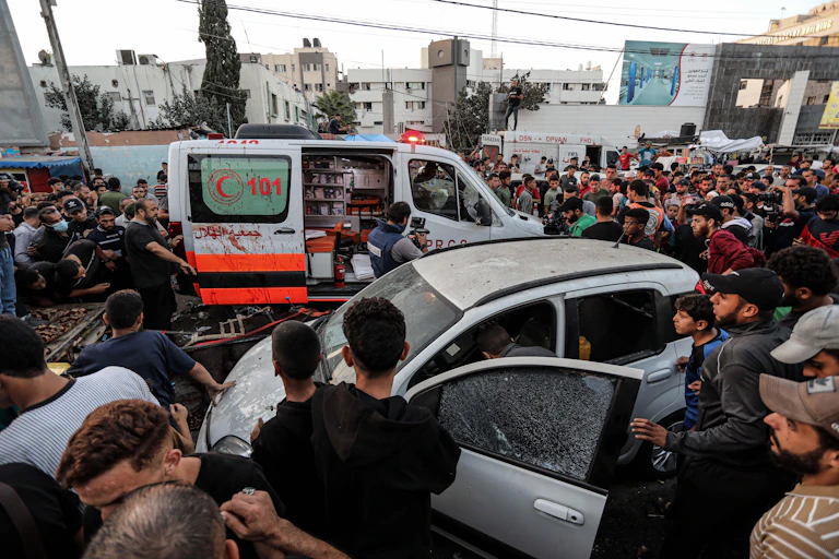 Multidão de palestinos ao redor de uma ambulância após um ataque aéreo israelense em Gaza, em 3 de novembro de 2023.