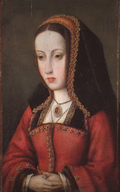 Retrato de una joven con vestido rojo y velo negro con bordado.