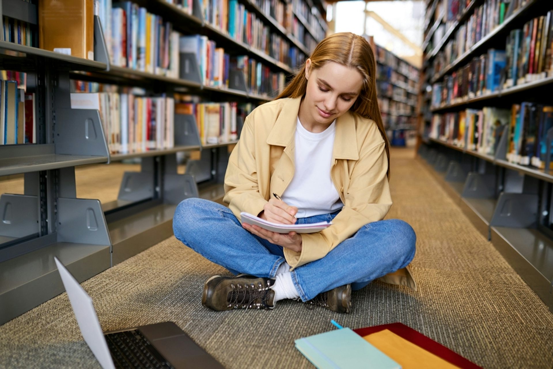 Étudiante en bibliothèque