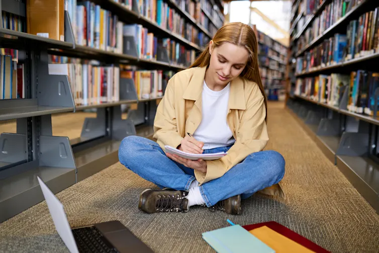 Étudiante en bibliothèque