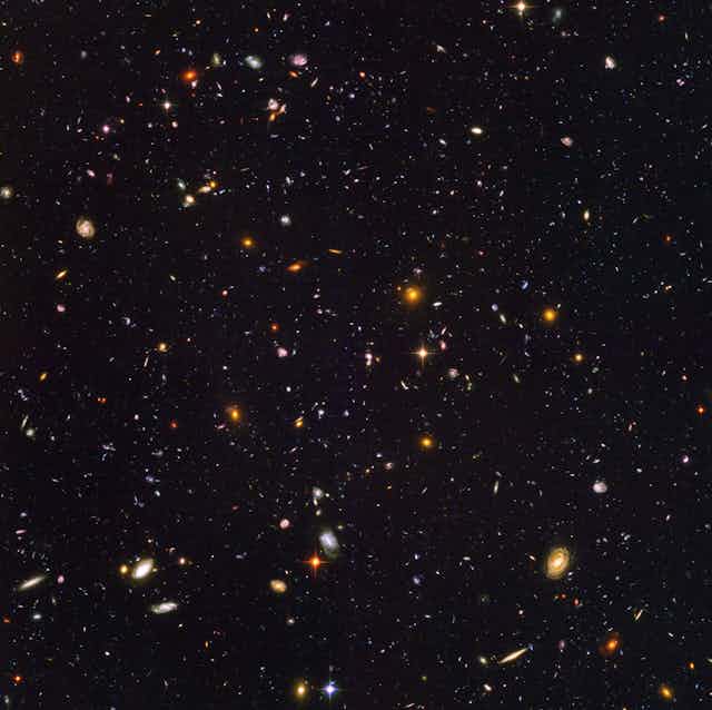 Imagem mostra diversas galáxias nos confins do Universo