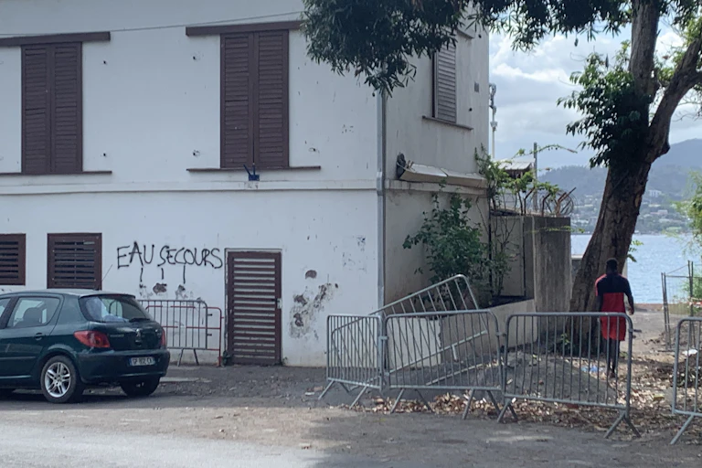 Inscription "Eau secours" sur une maison de Mayotte