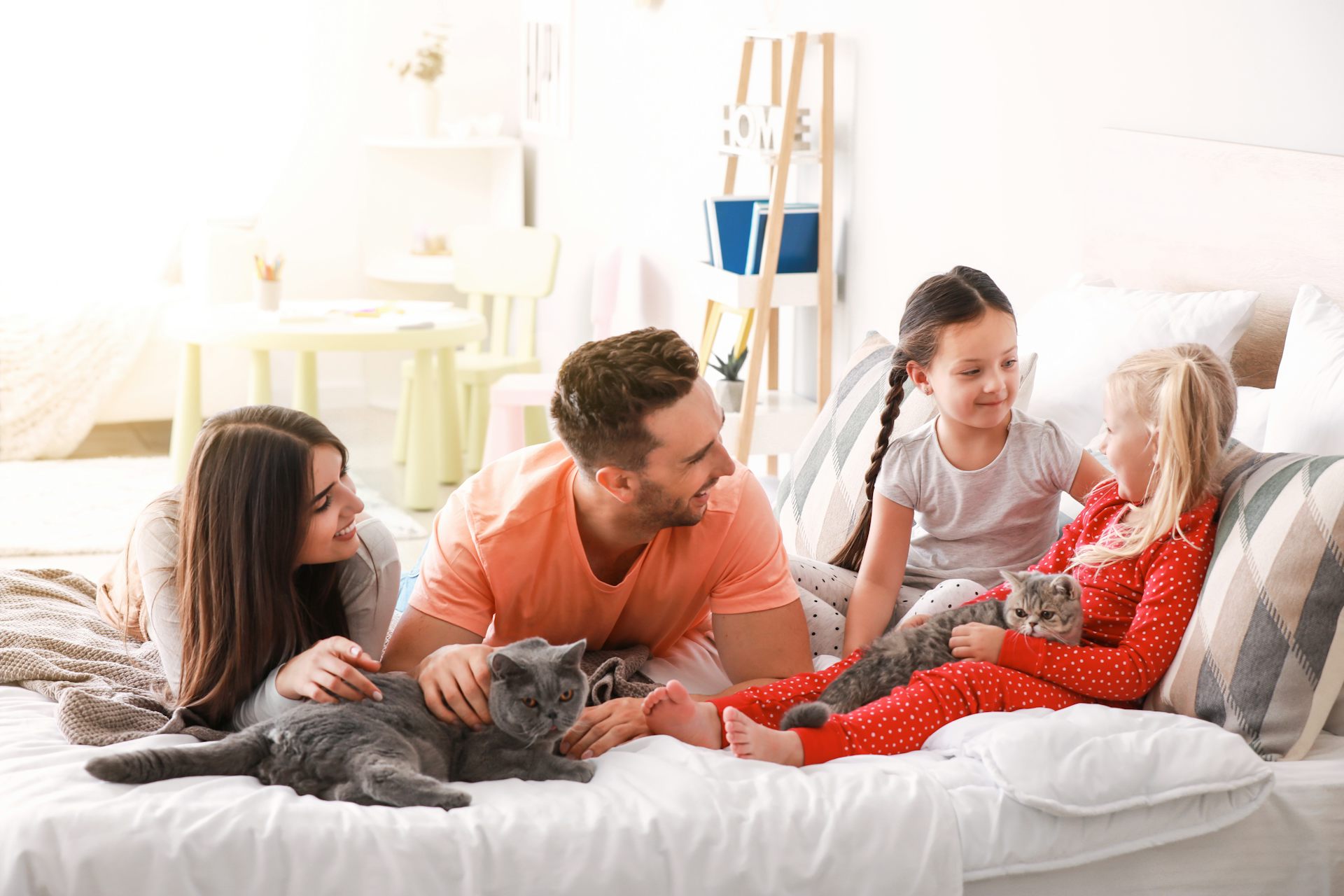 Photo d’une famille avec un chat