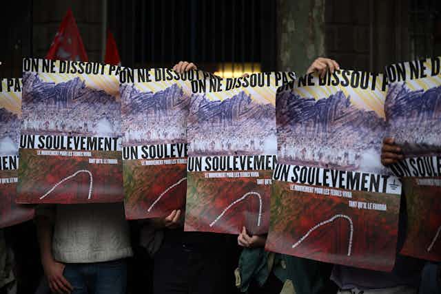 Des manifestants brandissent des posters en faveur des Soulèvements de la Terre