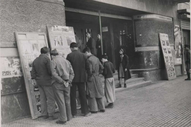 Ciudadanos ante la cartelera del cine Avenida de Burgos en 1938, tras la conquista de la ciudad por el bando franquista.