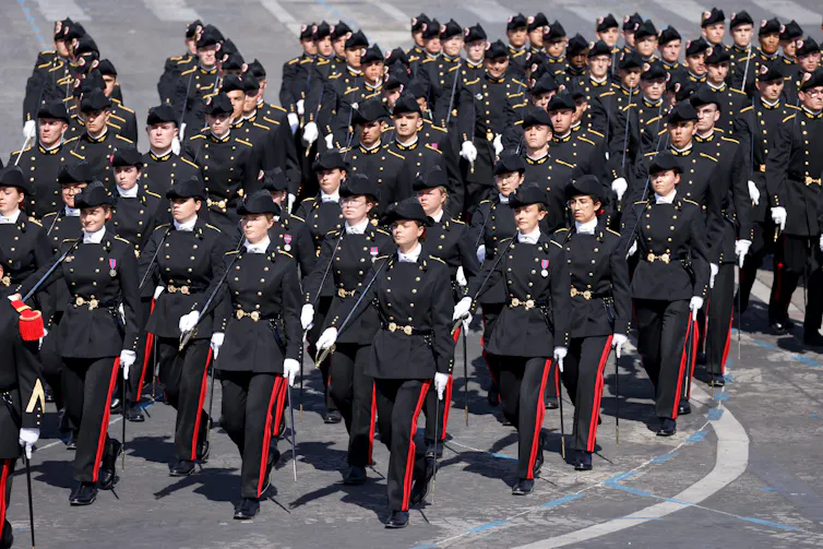 Des élèves de l’Ecole Polytechnique défilent lors du défilé militaire du 14 juillet 2022 sur l’avenue des Champs-Elysées à Paris.