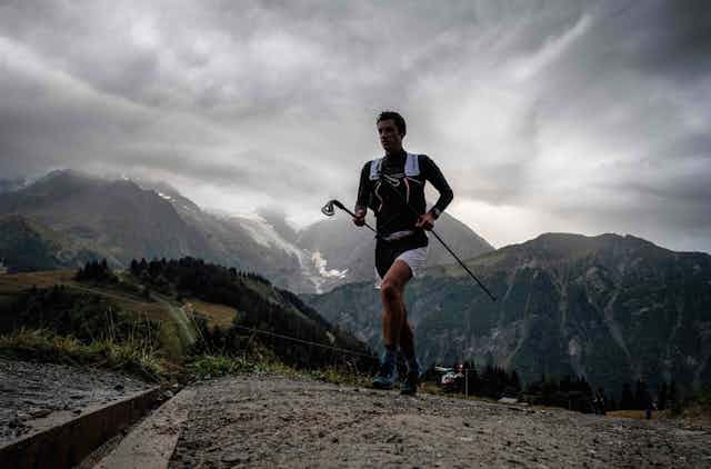 Kilian Jornet corre por las montañas