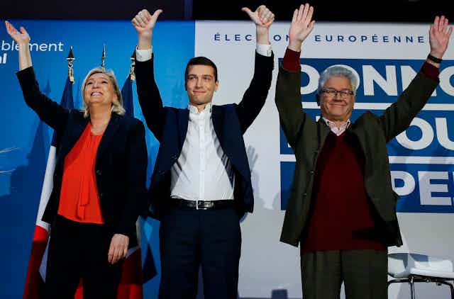 Marine Le Pen (G), le candidat du RN pour les prochaines élections européennes, Jordan Bardella (C), et le candidat du RN au Parlement européen, Hervé Juvin (D), participent à une réunion de campagne pour les élections européennes de mai 2019, à Saint-Ebremond-de-Bonfosse, le 9 février 2019
