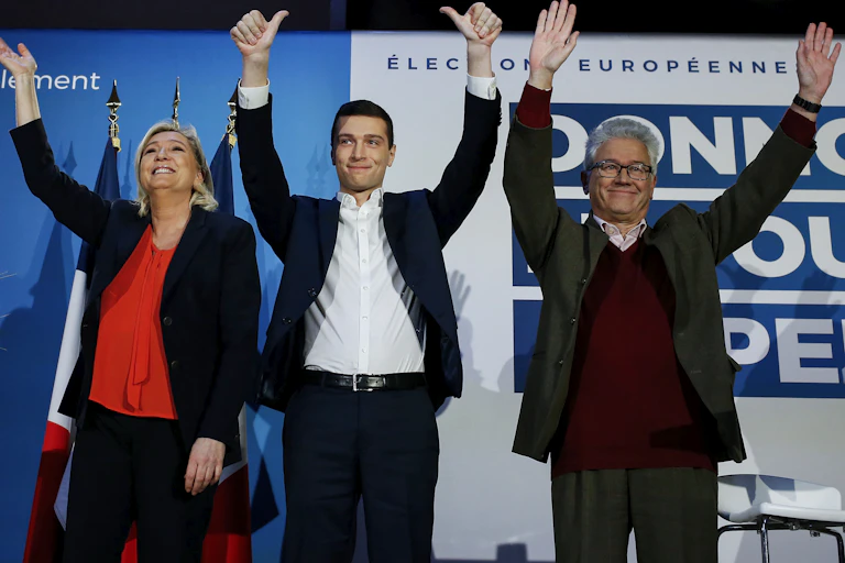 Marine Le Pen (G), le candidat du RN pour les prochaines élections européennes, Jordan Bardella (C), et le candidat du RN au Parlement européen, Hervé Juvin (D), participent à une réunion de campagne pour les élections européennes de mai 2019, à Saint-Ebremond-de-Bonfosse, le 9 février 2019