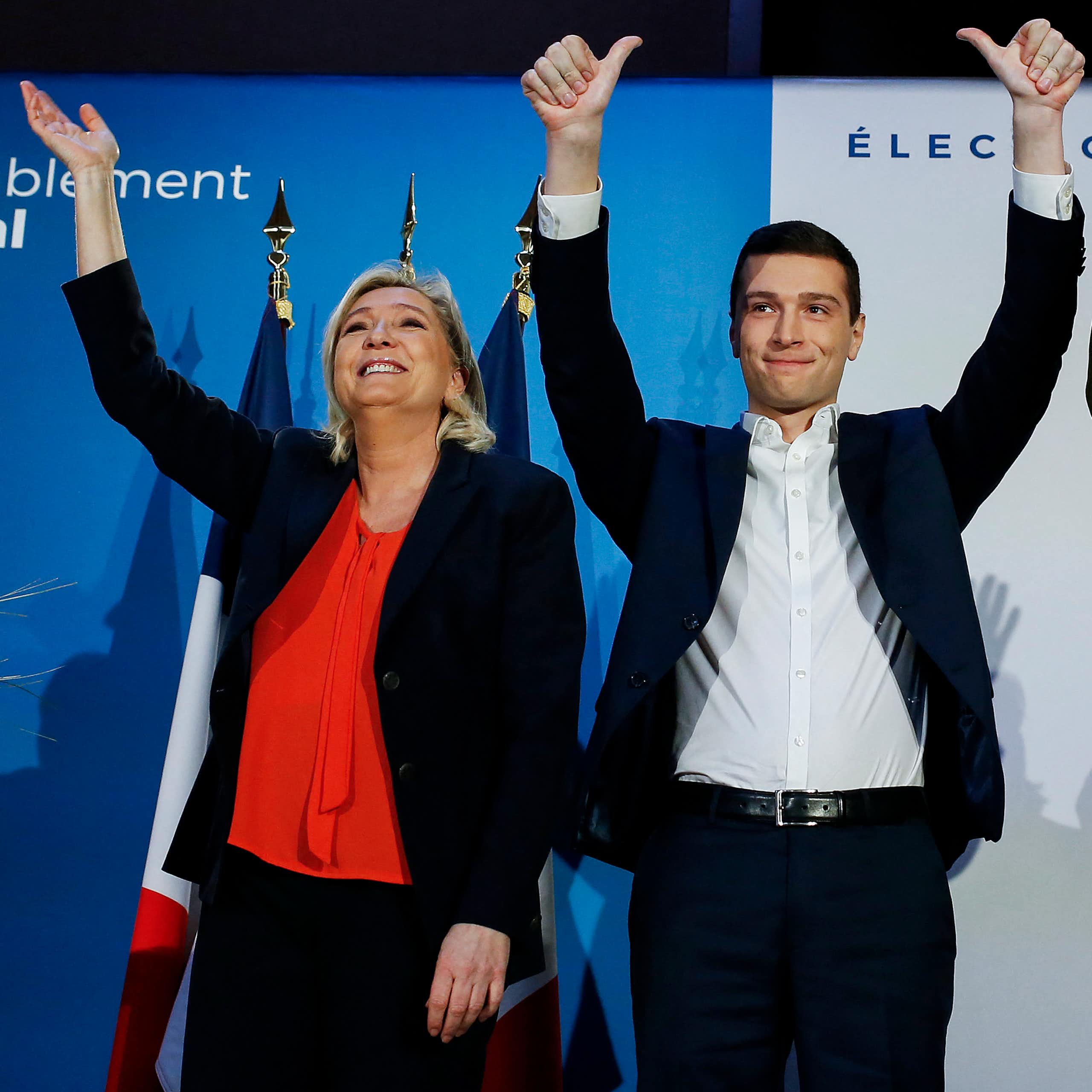 Marine Le Pen (G), le candidat du RN pour les prochaines élections européennes, Jordan Bardella (C), et le candidat du RN au Parlement européen, Hervé Juvin (D), participent à une réunion de campagne pour les élections européennes de mai 2019, à Saint-Ebremond-de-Bonfosse, le 9 février 2019