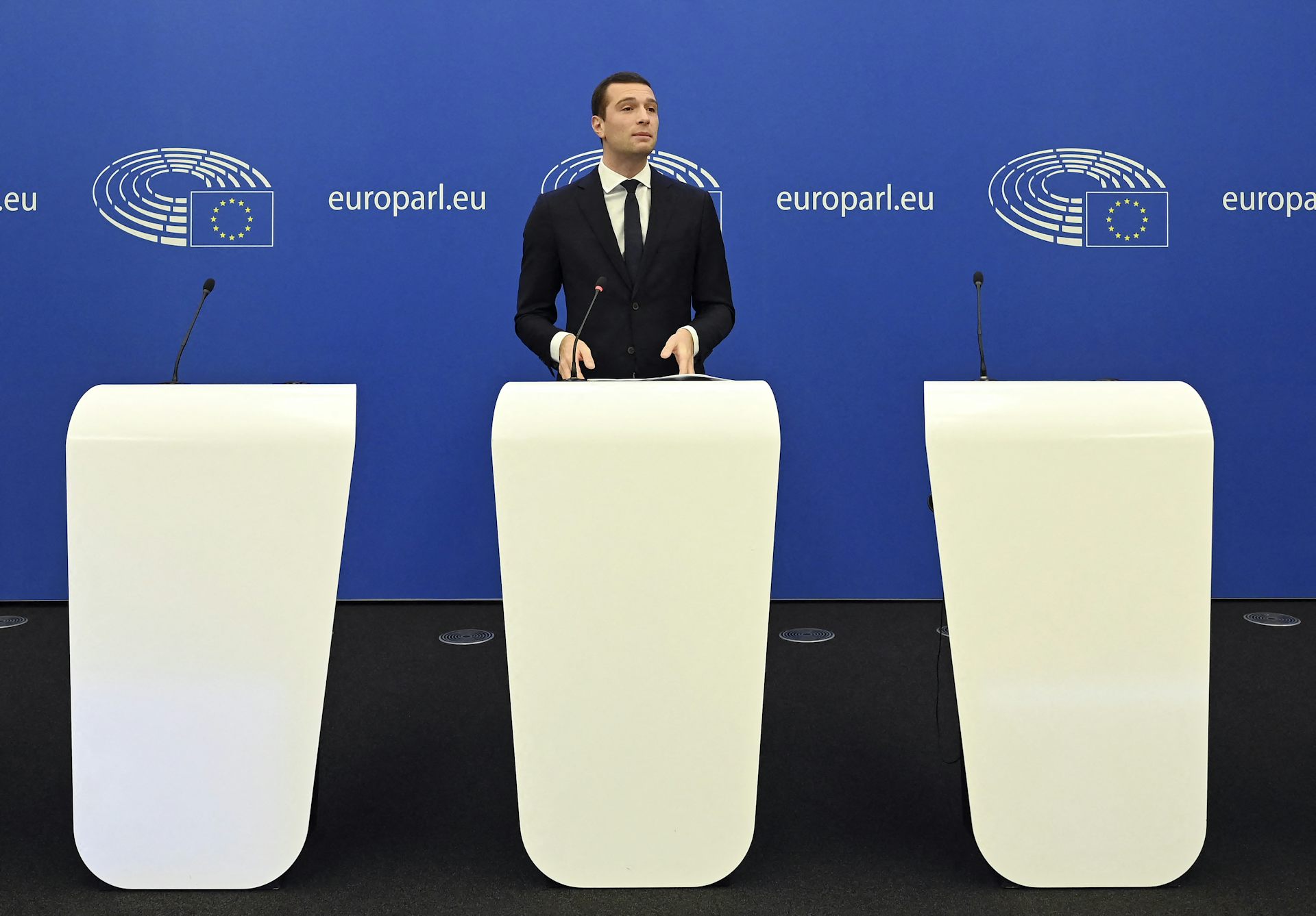 Jordan Bardella, député européen du Rassemblement national (RN), s’adresse à la presse après une session plénière du Parlement européen commémorant son 70e anniversaire, à Strasbourg, le 22 novembre 2022.