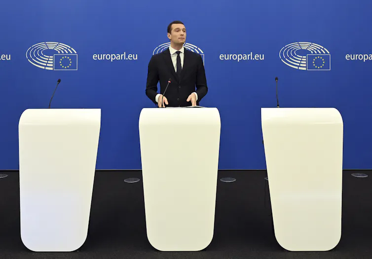 Jordan Bardella, député européen du Rassemblement national (RN), s’adresse à la presse après une session plénière du Parlement européen commémorant son 70e anniversaire, à Strasbourg, le 22 novembre 2022.