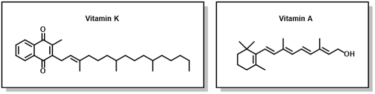 دو نمودار، سمت چپ ساختار شیمیایی ویتامین K، سمت راست ساختار شیمیایی ویتامین A را نشان می دهد.