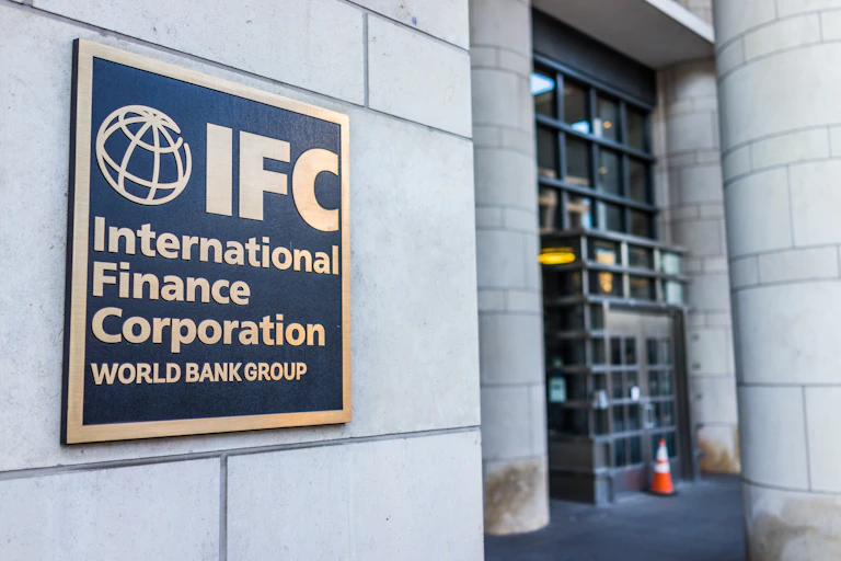 Porte d'entrée dans la rue avec l'enseigne de la Société financière internationale