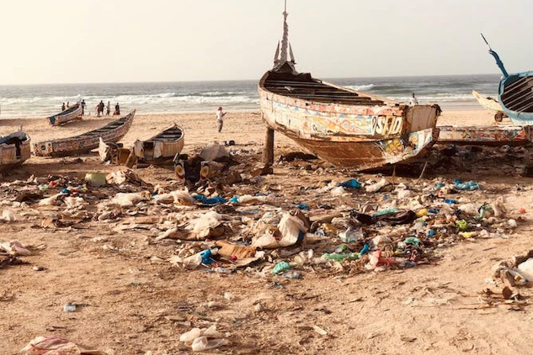 Quelques bateaux entourés de terre sur la plage